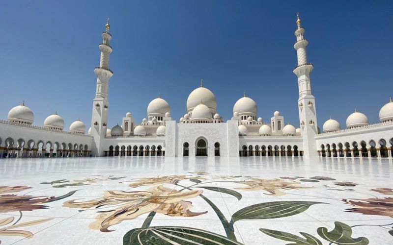 viaggio-emirati-arabi-uniti-abu-dhabi-grande-moschea-sceicco-zayed-visita-prezzo