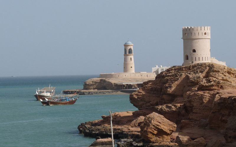 viaggio-oman-sur-dhow-crociera-pranzo-faro-prezzo