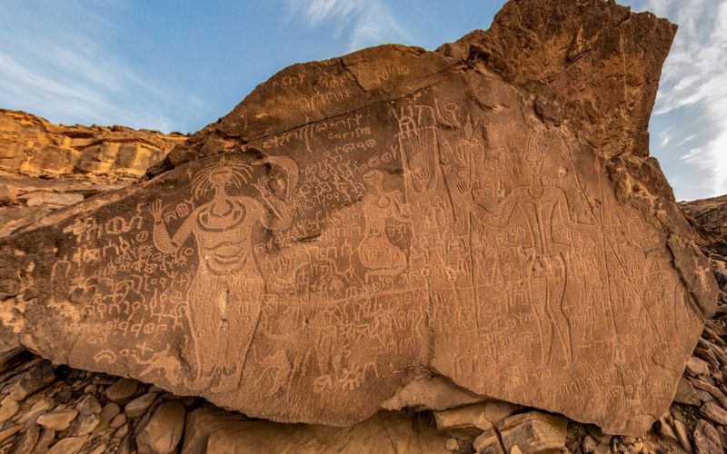 viaggio-arabia-saudita-gruppo-rupestri-incisioni-jubbah-agenzia