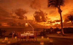 viaggio-seychelles-anantara-maia-villas-spiaggia-tramonto-cena-beach-dinner-sunset-agenzia